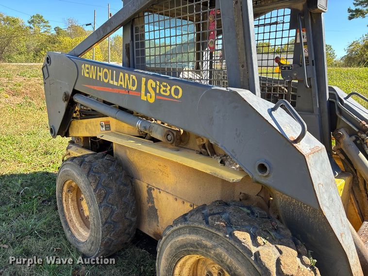 image for item EV3217 2000 New Holland LS180 skid steer loader