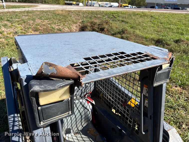 image for item EV3217 2000 New Holland LS180 skid steer loader
