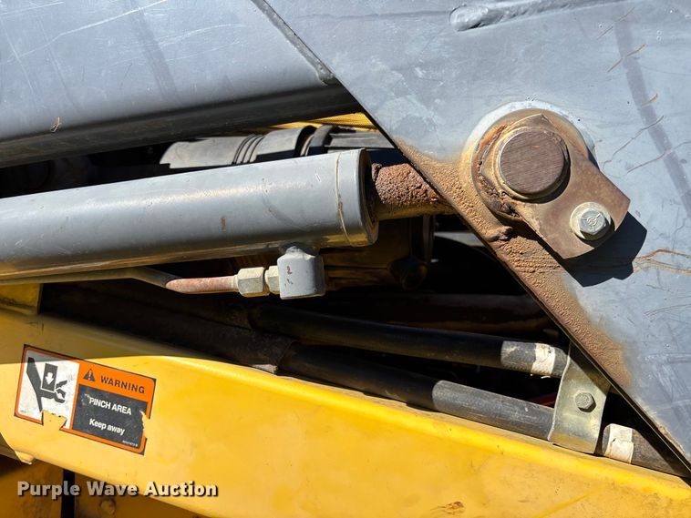 image for item EV3217 2000 New Holland LS180 skid steer loader