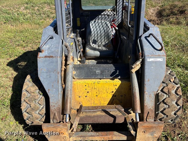 image for item EV3217 2000 New Holland LS180 skid steer loader