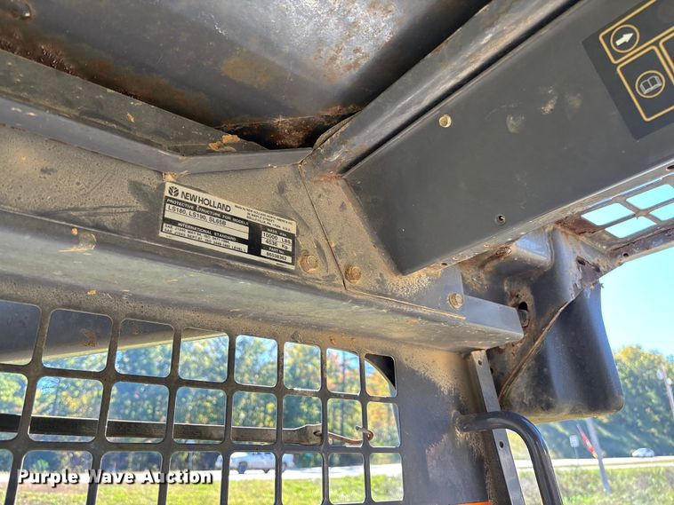image for item EV3217 2000 New Holland LS180 skid steer loader