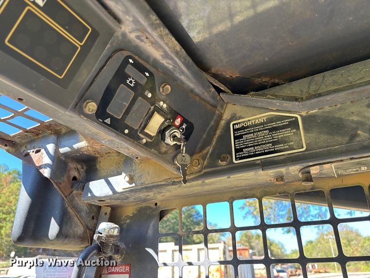 image for item EV3217 2000 New Holland LS180 skid steer loader