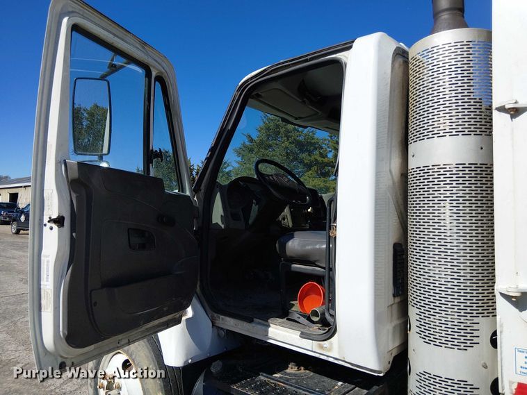 image for item EV5399 2008 International 7300 refuse truck