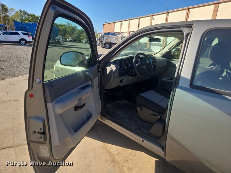 image for item EV5400 2008 Chevrolet 2500 Ext. Cab pickup truck