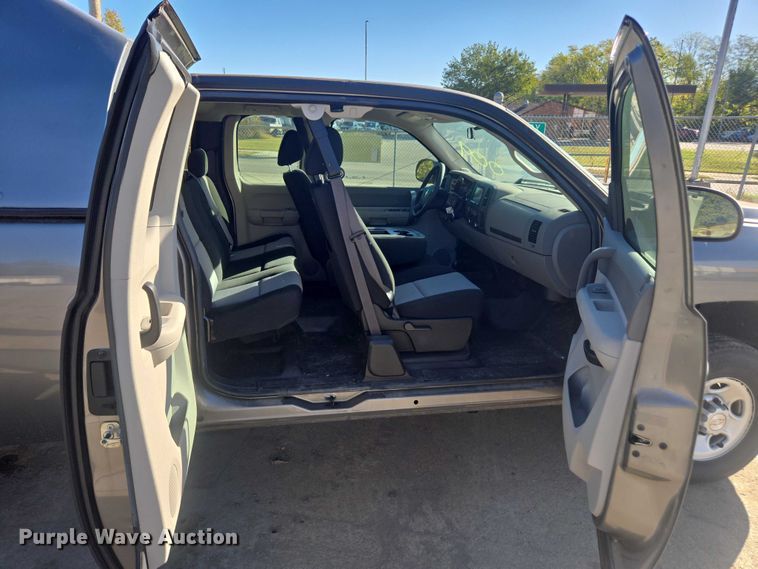 image for item EV5400 2008 Chevrolet 2500 Ext. Cab pickup truck