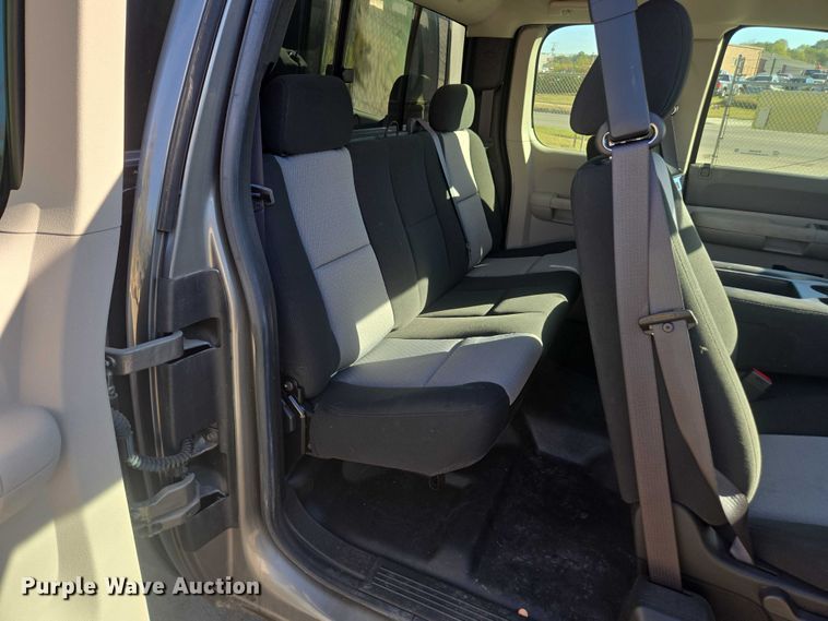 image for item EV5400 2008 Chevrolet 2500 Ext. Cab pickup truck