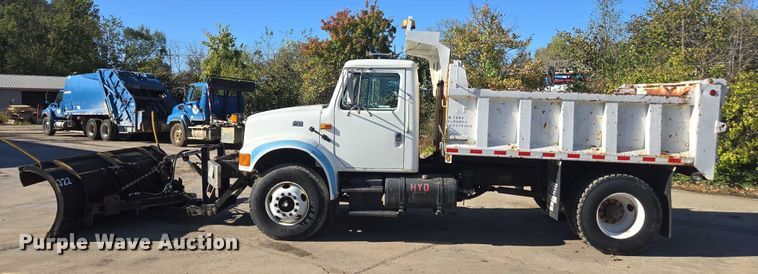 image for item EV5423 2002 International 4900 dump truck