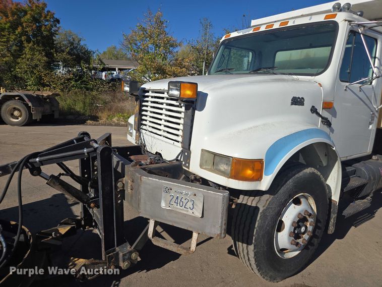 image for item EV5423 2002 International 4900 dump truck