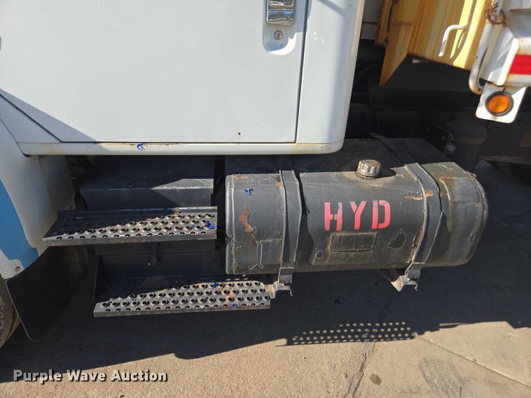 image for item EV5423 2002 International 4900 dump truck