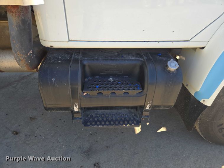 image for item EV5423 2002 International 4900 dump truck