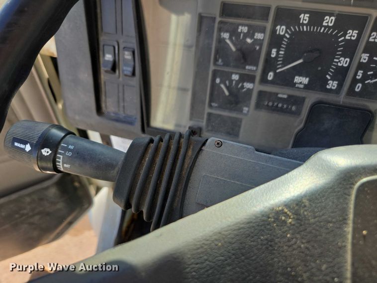 image for item EV5423 2002 International 4900 dump truck