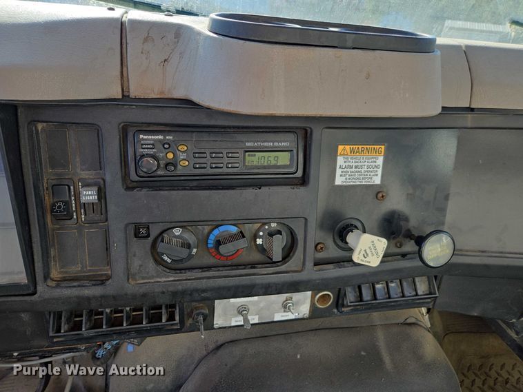 image for item EV5423 2002 International 4900 dump truck