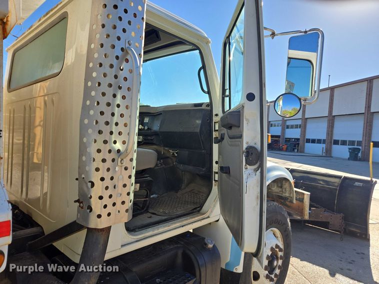 image for item EV5423 2002 International 4900 dump truck