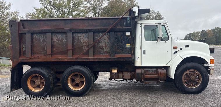image for item FI0018 1995 International 4900 dump truck