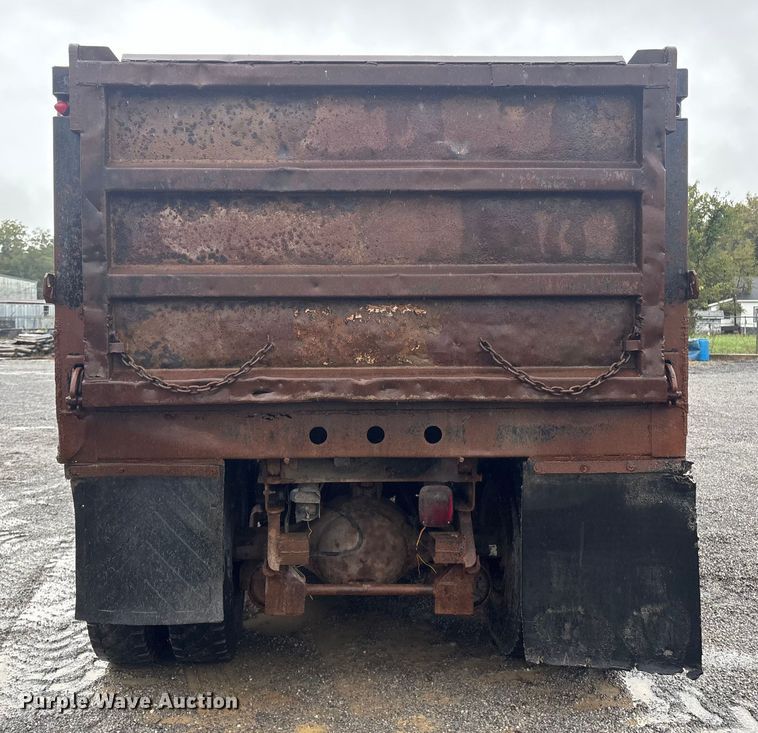 image for item FI0018 1995 International 4900 dump truck