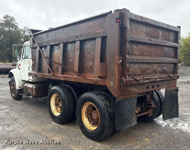image for item FI0018 1995 International 4900 dump truck
