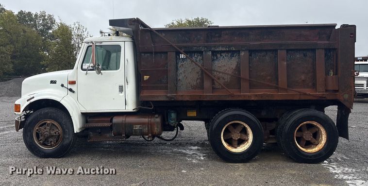 image for item FI0018 1995 International 4900 dump truck