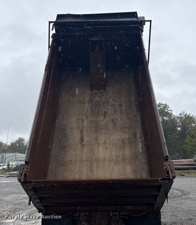 image for item FI0018 1995 International 4900 dump truck