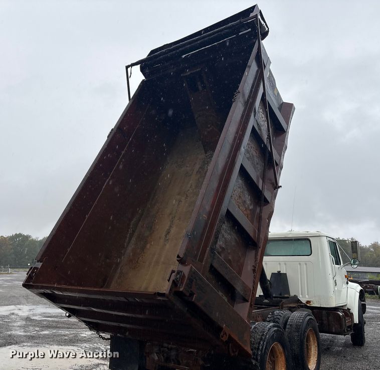 image for item FI0018 1995 International 4900 dump truck