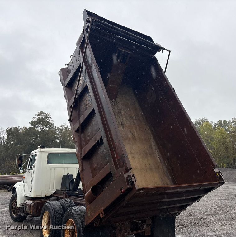 image for item FI0018 1995 International 4900 dump truck