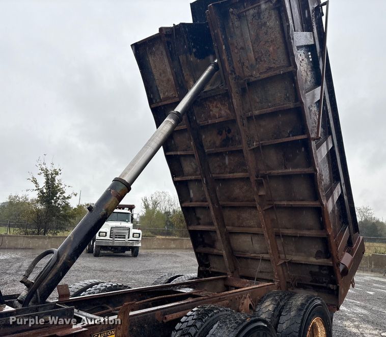 image for item FI0018 1995 International 4900 dump truck