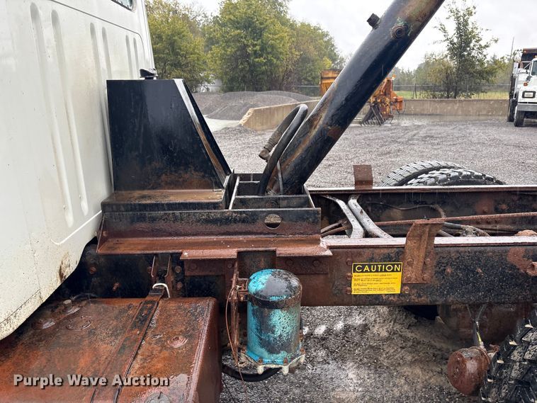 image for item FI0018 1995 International 4900 dump truck