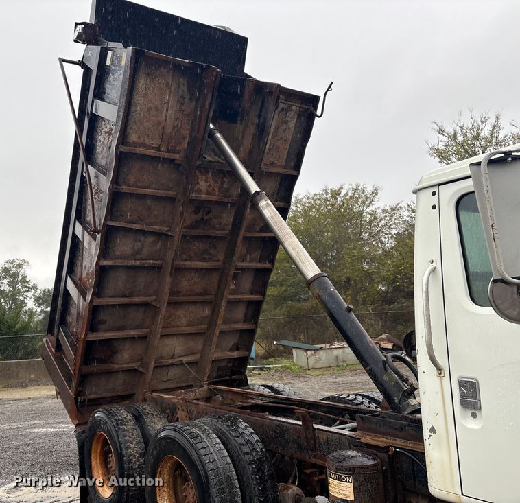 image for item FI0018 1995 International 4900 dump truck