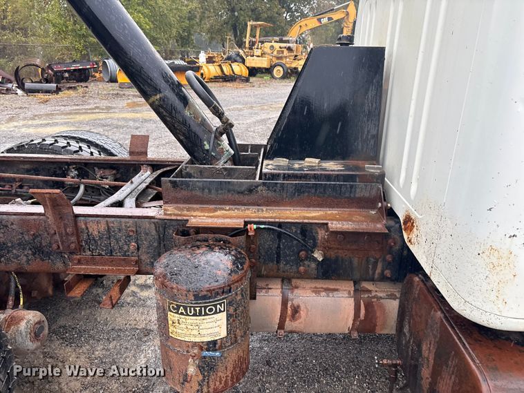 image for item FI0018 1995 International 4900 dump truck