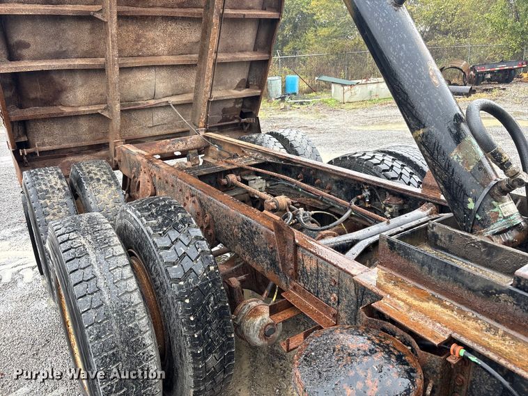 image for item FI0018 1995 International 4900 dump truck