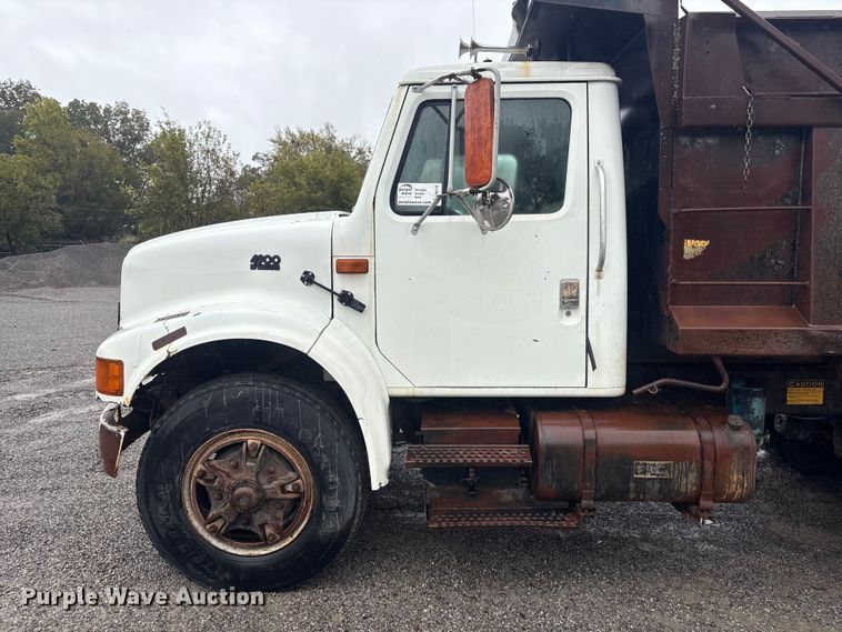 image for item FI0018 1995 International 4900 dump truck