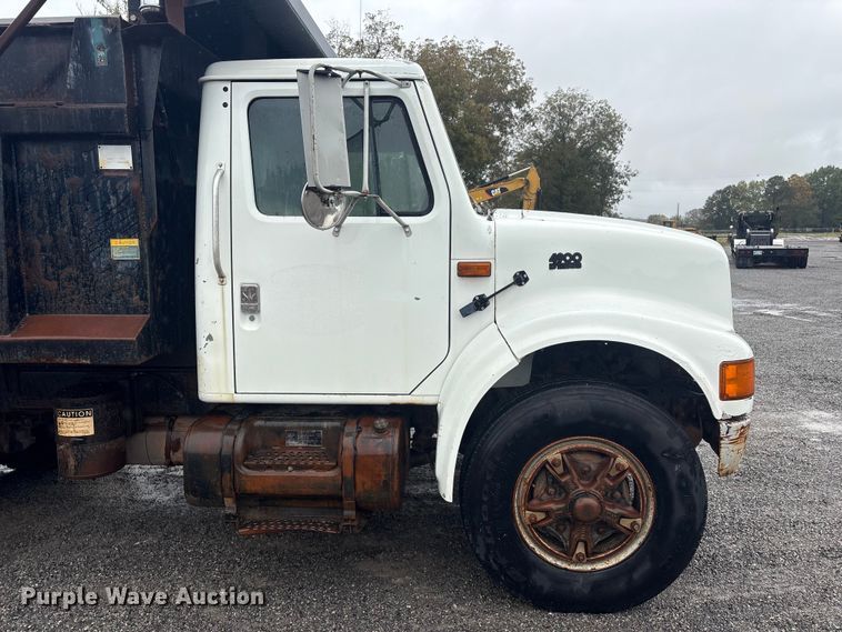 image for item FI0018 1995 International 4900 dump truck