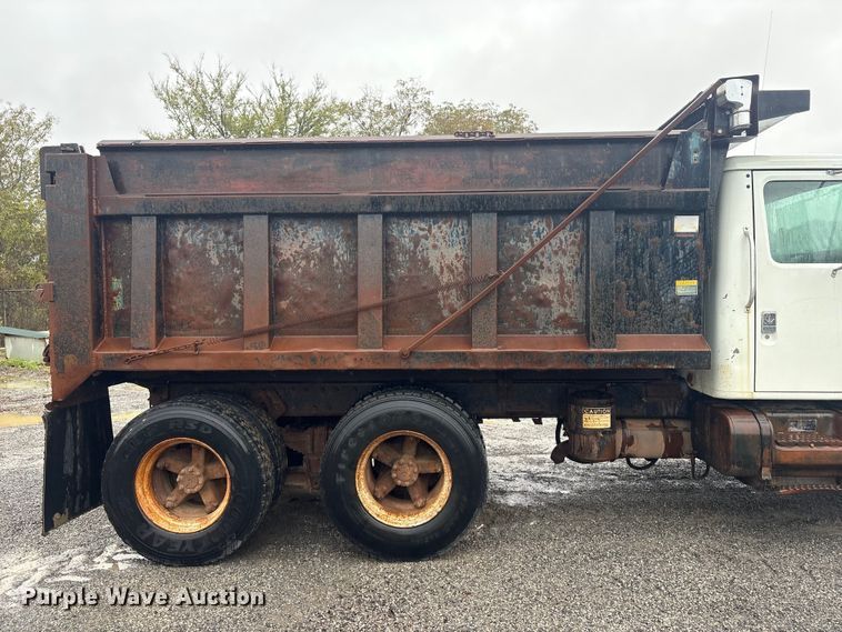 image for item FI0018 1995 International 4900 dump truck
