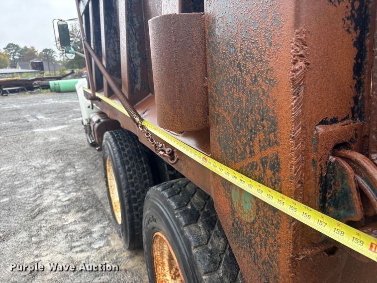 image for item FI0018 1995 International 4900 dump truck