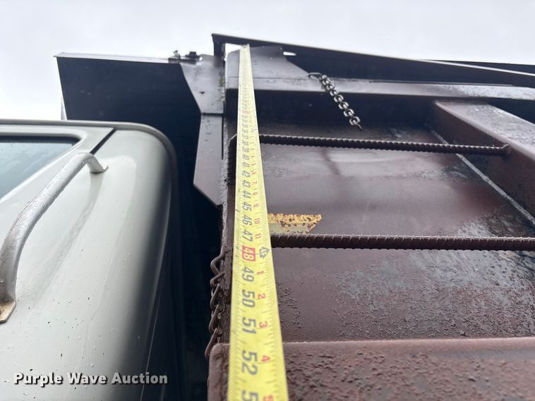 image for item FI0018 1995 International 4900 dump truck