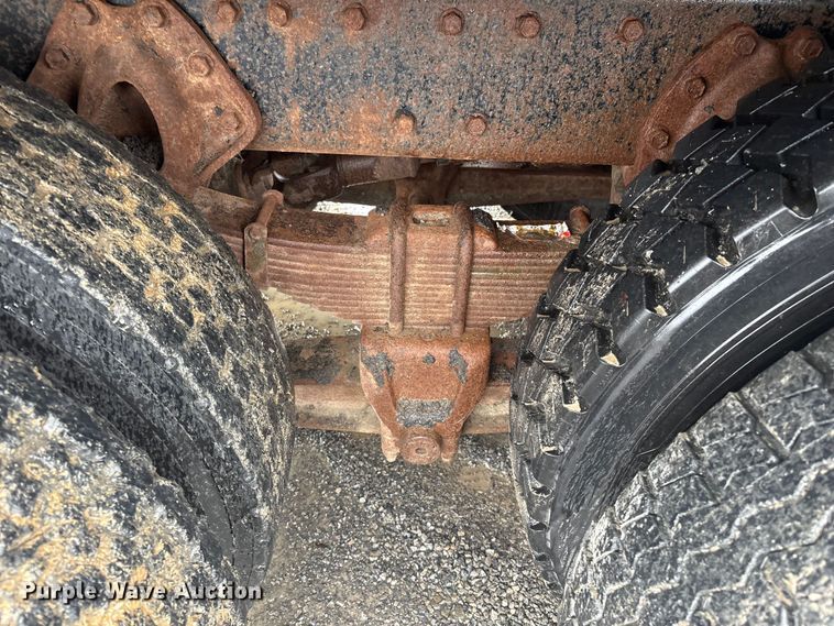 image for item FI0018 1995 International 4900 dump truck