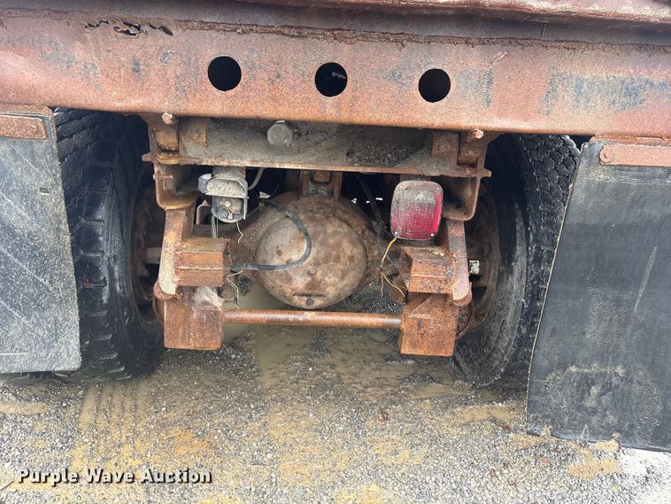 image for item FI0018 1995 International 4900 dump truck