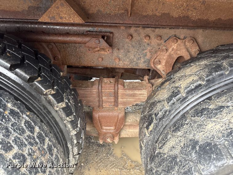 image for item FI0018 1995 International 4900 dump truck