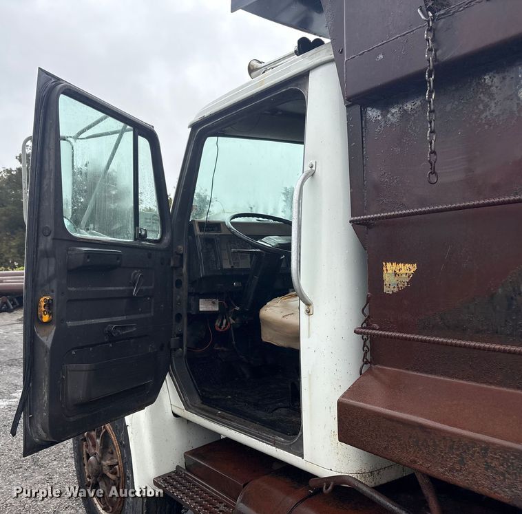 image for item FI0018 1995 International 4900 dump truck