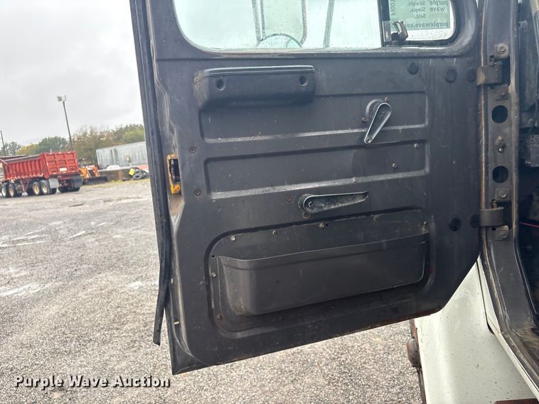 image for item FI0018 1995 International 4900 dump truck