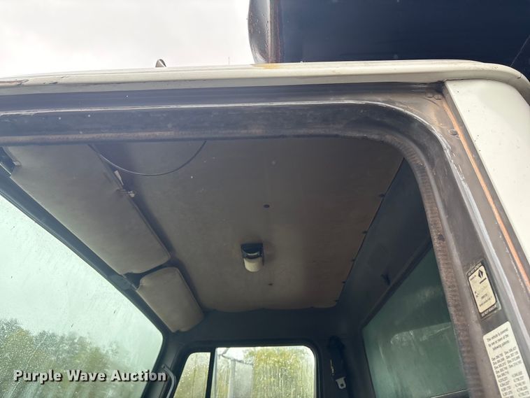 image for item FI0018 1995 International 4900 dump truck