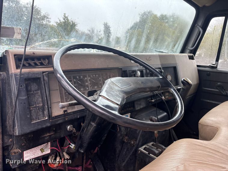 image for item FI0018 1995 International 4900 dump truck