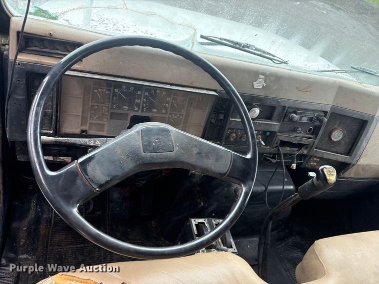 image for item FI0018 1995 International 4900 dump truck