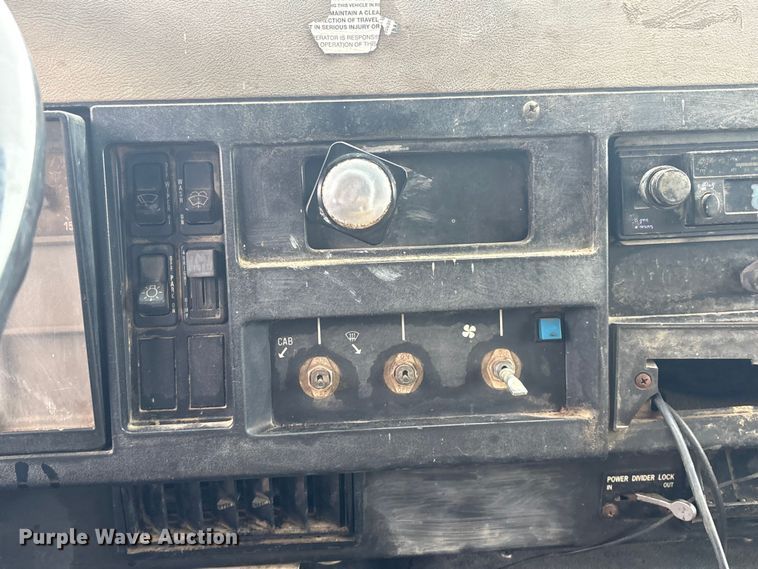 image for item FI0018 1995 International 4900 dump truck