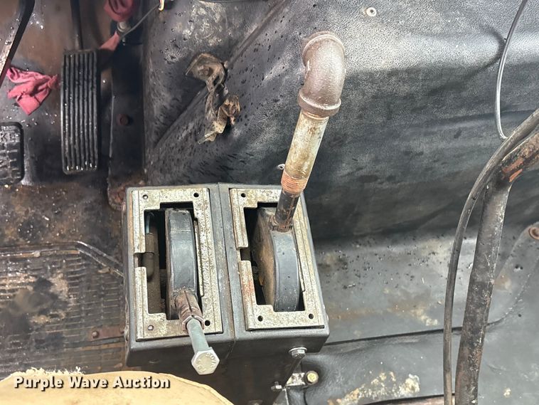 image for item FI0018 1995 International 4900 dump truck