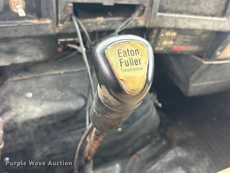 image for item FI0018 1995 International 4900 dump truck