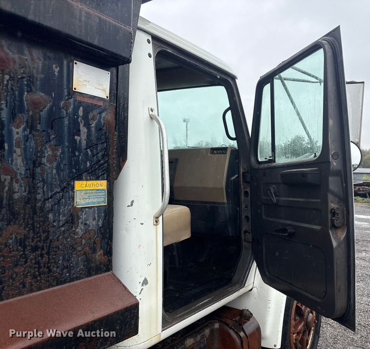 image for item FI0018 1995 International 4900 dump truck