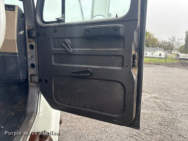 image for item FI0018 1995 International 4900 dump truck