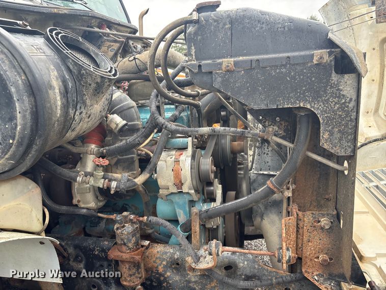 image for item FI0018 1995 International 4900 dump truck