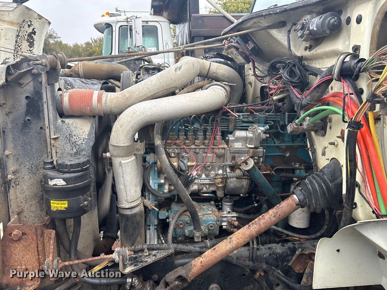 image for item FI0018 1995 International 4900 dump truck