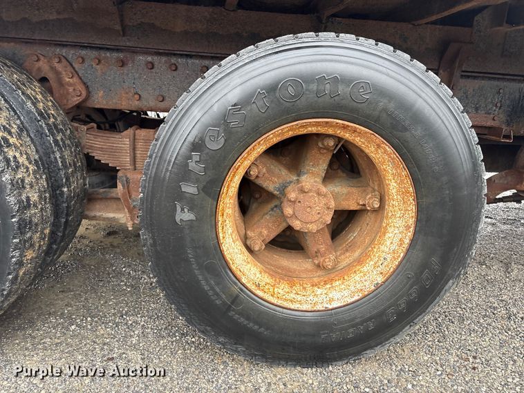 image for item FI0018 1995 International 4900 dump truck